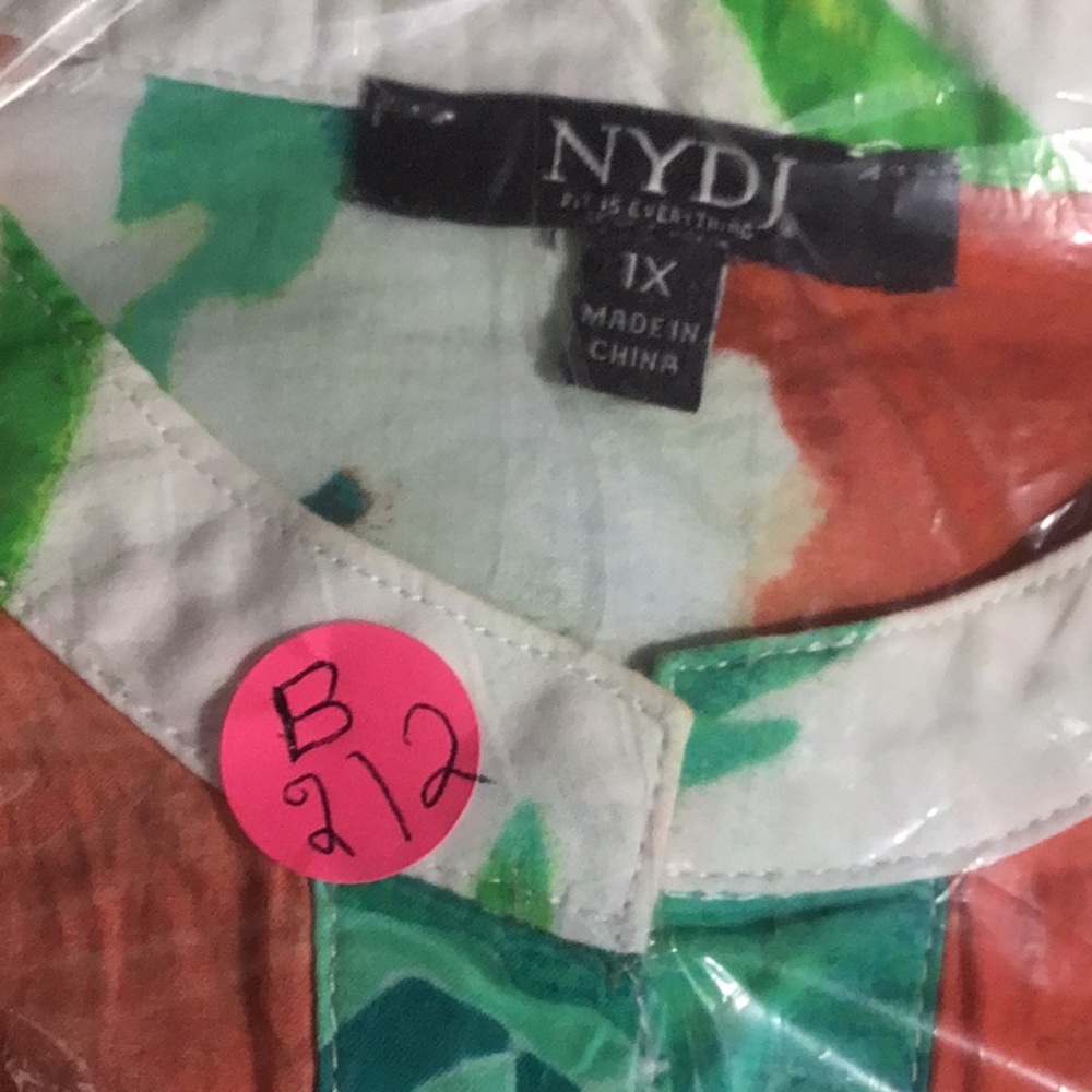 NYDJ BLOUSE Sz 1X WOMENS MULTICOLOR  V-NECK SHORT SLEEVE PLEATED BACK - Picture 10 of 10